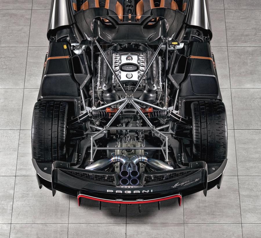 Моторный отсек Pagani Huayra Roadster BC 2019 года  (фото 11 из 43)